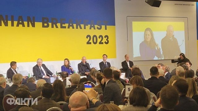 Борис Джонсон у Давосі закликав дати Україні більше танків та HIMARS