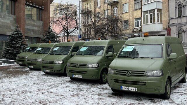 Коллектив Киевгорстроя передал автомобили для ВСУ