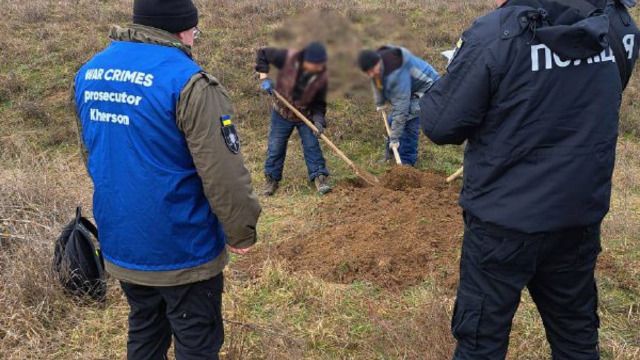В Херсонской области эксгумировали тело местной, которую оккупанты расстреляли в спину