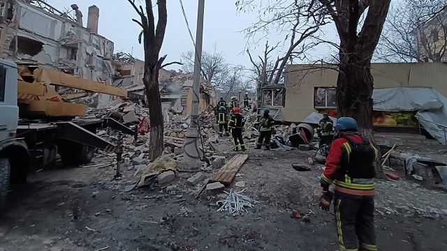 Ракетний обстріл Краматорська: з-під завалів дістали трьох людей, шукають ще одну жінку