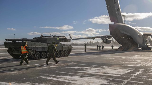 Из Канады вылетел первый танк Leopard 2 для Украины — фото и видео