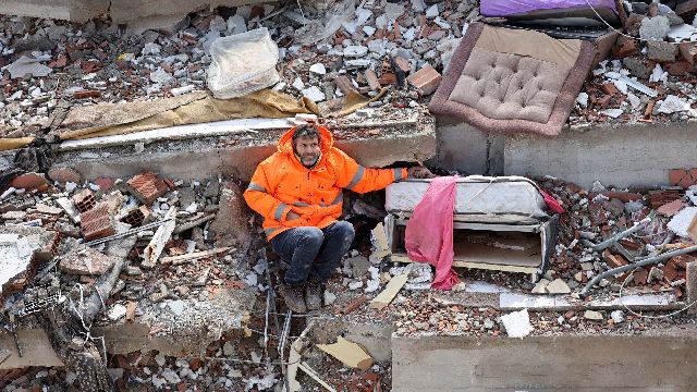 чоловік тримає за руку свою мертву дитину