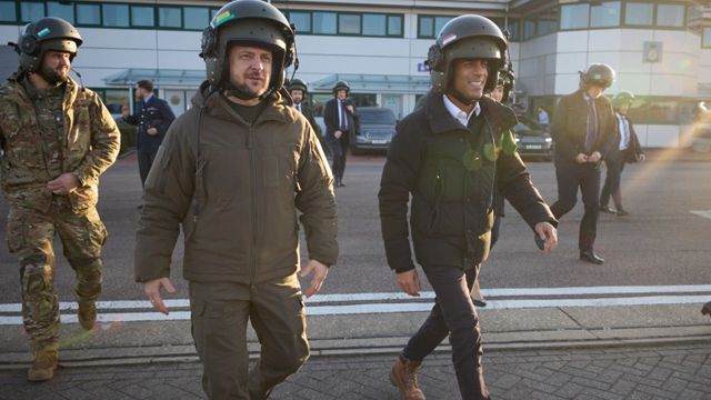 Зеленский и Сунак посетили базу, где Британия тренирует военных ВСУ