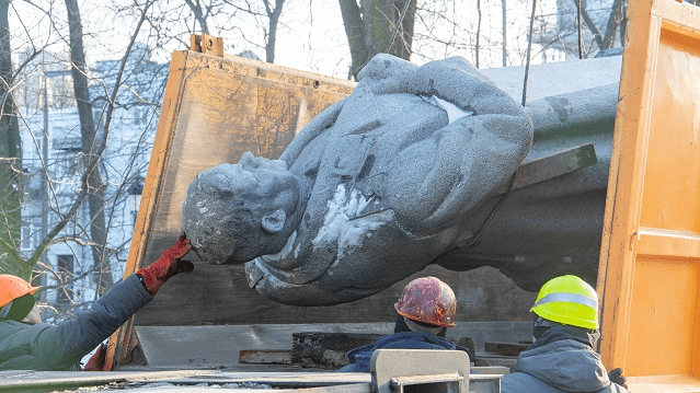 Знесення пам’ятника Ватутіну у Києві: ким був генерал і чому навколо було стільки конфліктів