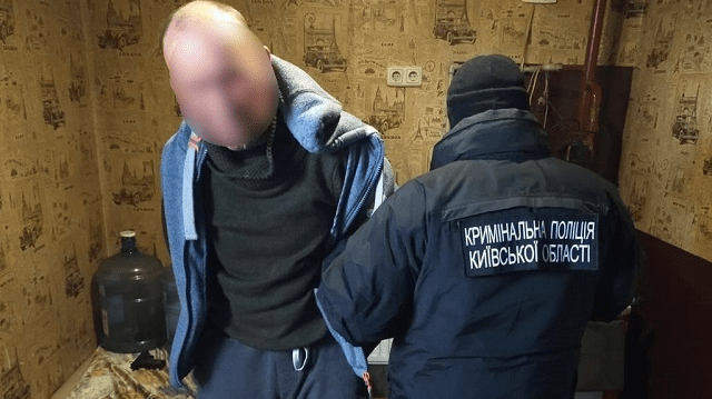 Бив по голові пістолетом та зґвалтував: на Київщині чоловік жорстоко знущався над своєю сусідкою