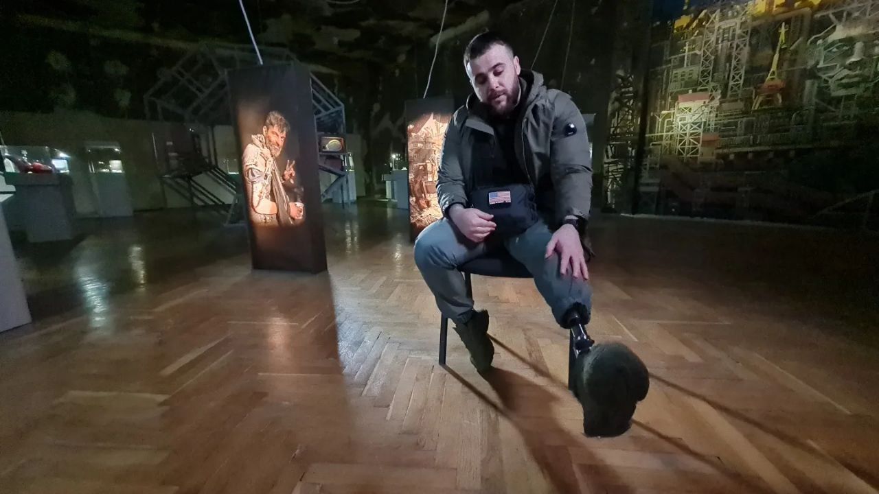 Вижити у Маріупольському пеклі – і не зламатися. Боєць Руслан Сербов про політ на гелікоптері, втрату ноги, фантомні болі та щоденний подвиг азовців