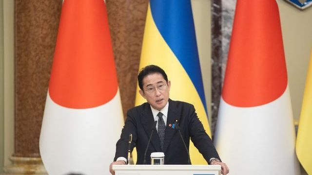 Прем’єр Японії закликав Путіна негайно припинити агресію проти України