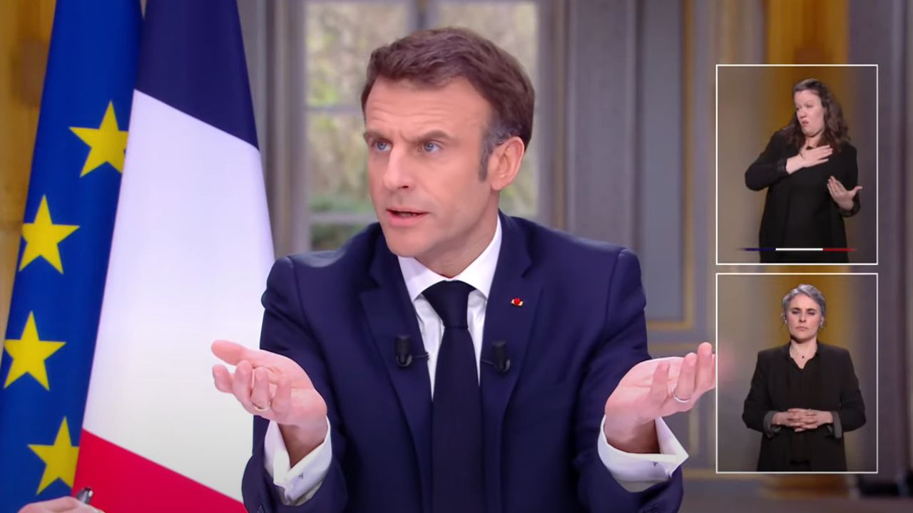 Макрон годинник