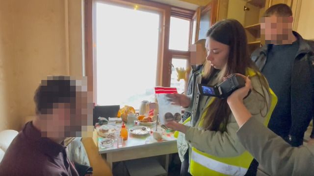 Грозит до 5 лет тюрьмы. Полиция задержала мужчину, который запускал салют во дворе столичной многоэтажки