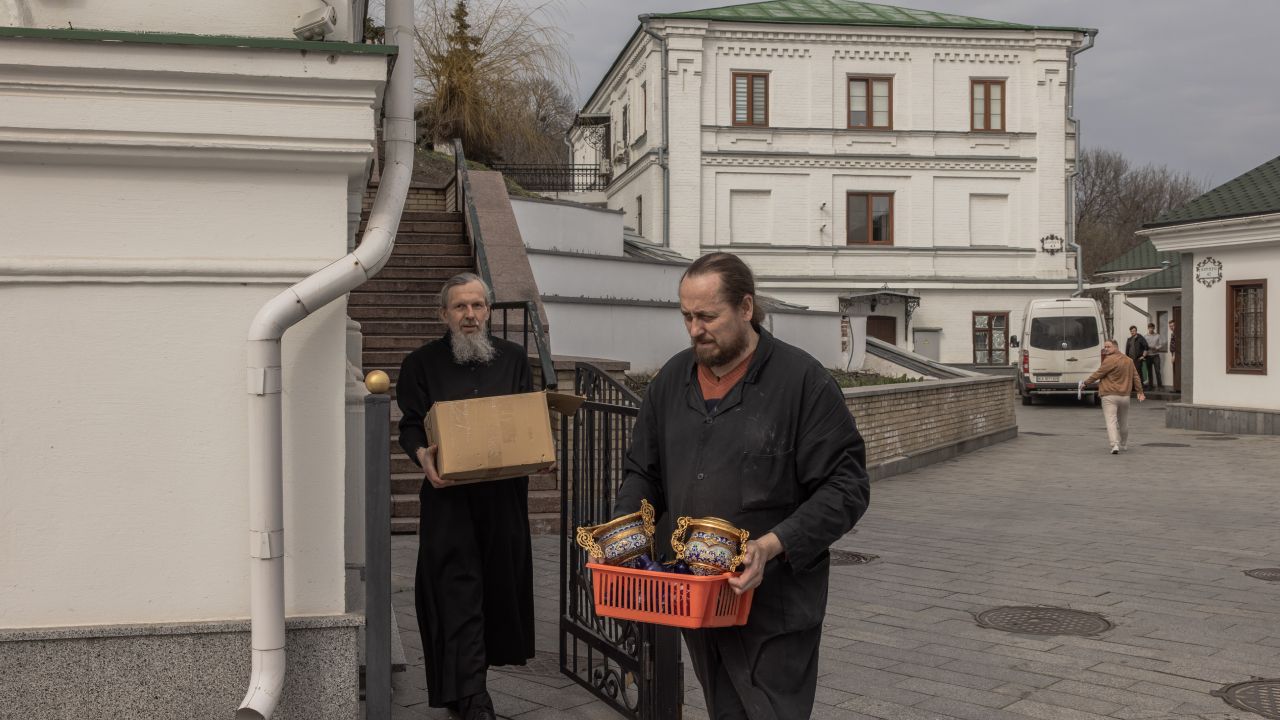 представники УПЦ МП виїджають з лаври