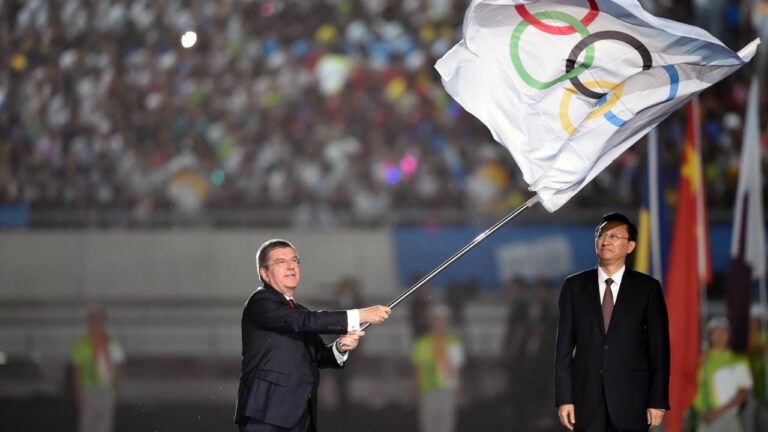 Томас Бах з олімпійським прапором