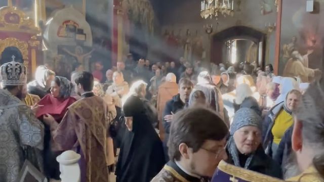 Несмотря на требования покинуть Киево-Печерскую лавру УПЦ МП проводит там службу