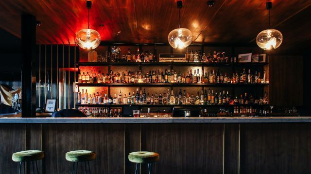 Не змінювалась з 2014 року: Кабмін переглянув плату за акцизні марки на алкогольні напої та тютюнові вироби