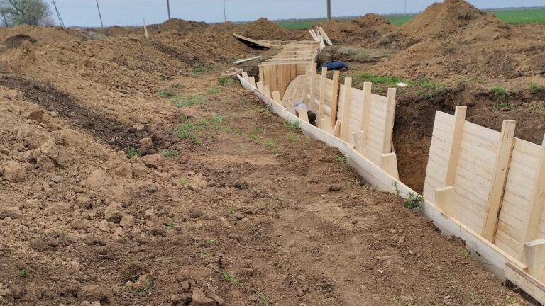 Оккупанты вырыли траншеи вдоль левого берега Днепра: кадры со спутника