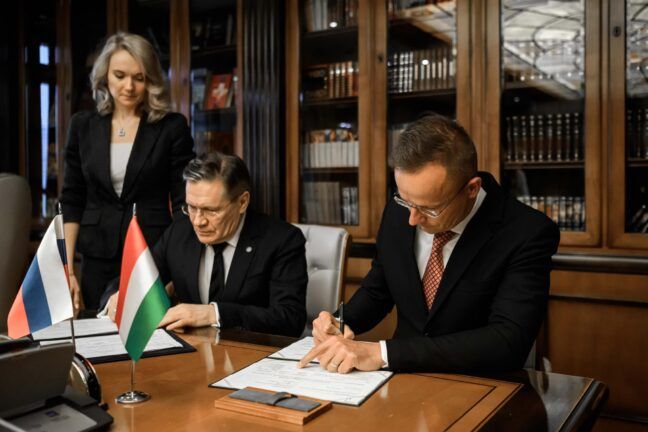 Венгрия подписала с Россией соглашения по строительству АЭС и поставкам газа