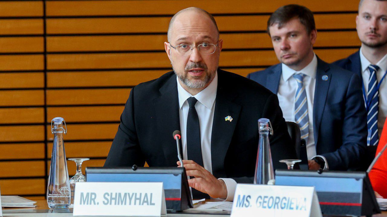 Шмыгаль в обращении к ВБ и МВФ призвал дать Украине $14 млрд для быстрого восстановления