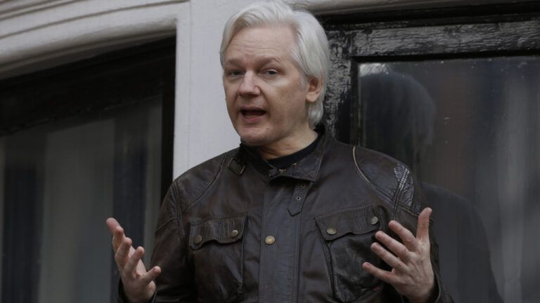 Джулиан Ассанж — основатель Wikileaks вышел на свободу