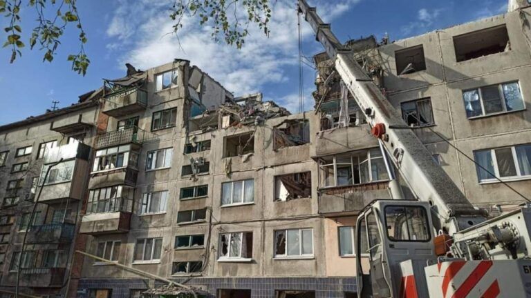 Обстрел РФ Славянска. Из-под завалов достали тело еще одного погибшего
