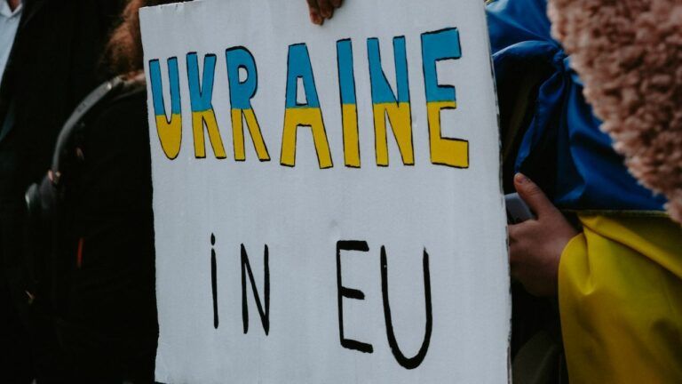 Как ЕС планирует завершать временную защиту украинцев — объяснение