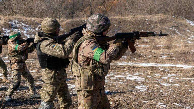 ЕС может отправить в Украину военных инструкторов, когда позволят обстоятельства — СМИ