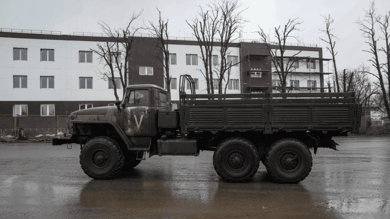 Через Мариуполь оккупанты перекидывают технику и живую силу на двух направлениях — Андрющенко