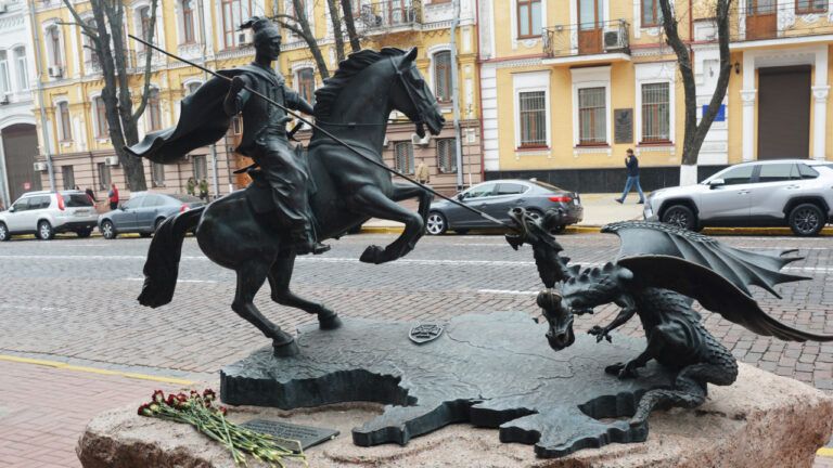пам'ятник козак вбиває дракона перед будівлею СБУ