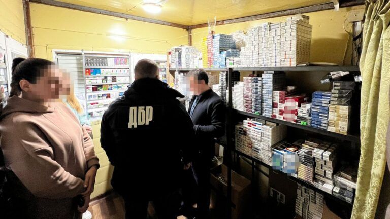 Податківці кришували продаж нелегальних цигарок