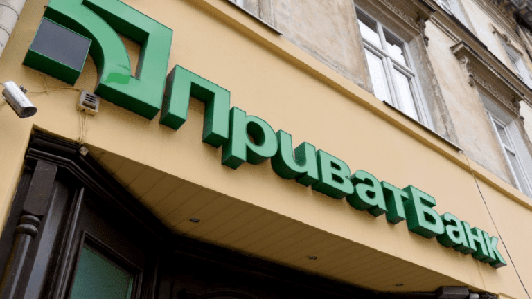 ПриватБанк возобновляет прием долларов и евро в терминалах – дата