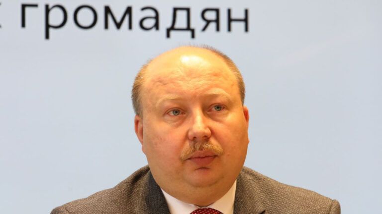 У Кабміні пояснили, яким держслужбовцям збільшать зарплату