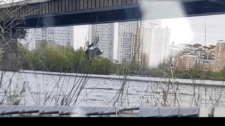 В Киеве МАФ упал в Днепр — видео