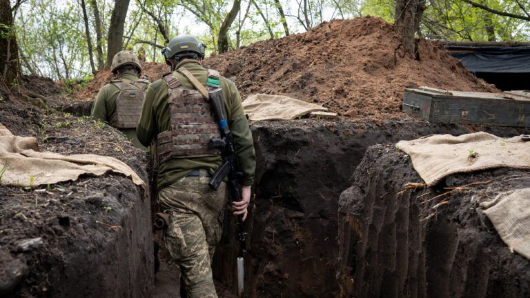 Українські військові, війна в Україні, військовослужбовці