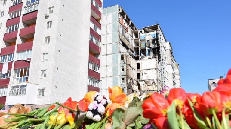 Зруйнована ракетним ударом багатоповерхівка в Умані