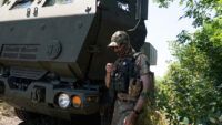 український військовий біля HIMARS