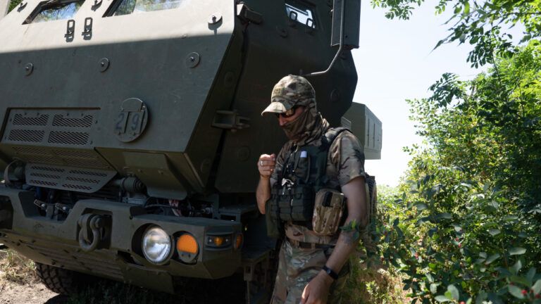 український військовий біля HIMARS