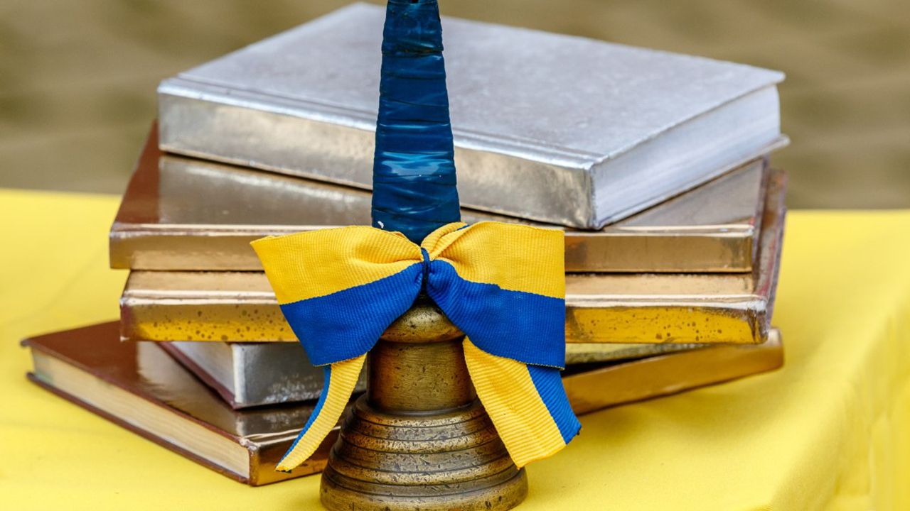 Школа - книги, дзвоник