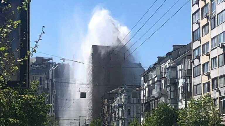 ”Фонтан” сягає дахів багатоповерхівок: у Києві стався прорив водопроводу