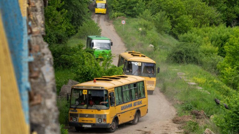 евакуація, автобус з людьми