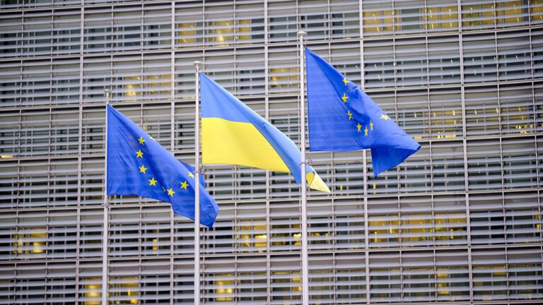Прапор України біля будівлі Єврокомісії