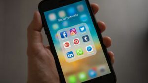 Навіщо та як вести сторінки у соцмережах: думка коуча телефон