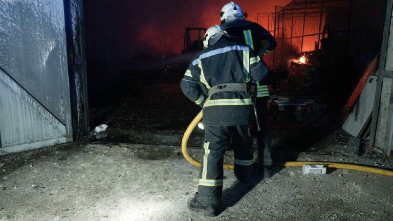 У ДСНС показали перші кадри ліквідації наслідків обстрілу Тернополя