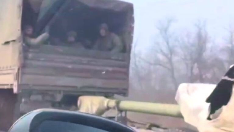 Перекидання техніки окупантів у Маріуполі 17 травня 2023