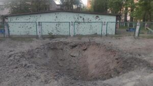 В Дарницком районе Киева упали обломки ракеты — фото