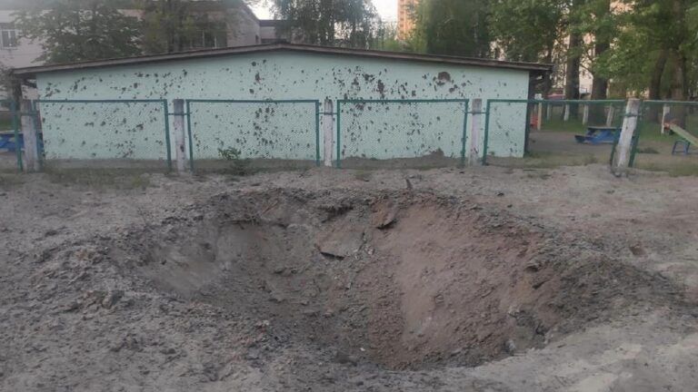 В Дарницком районе Киева упали обломки ракеты — фото