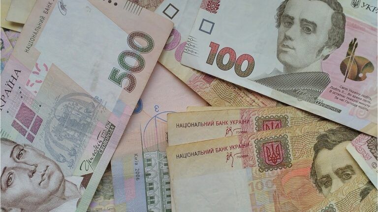 Гроші, виплати, гривня, гривні