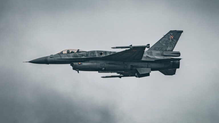 винищувач F16