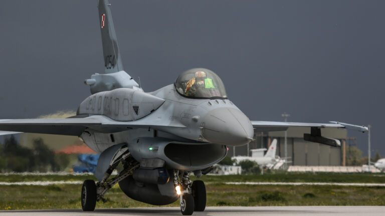 винищувач F16
