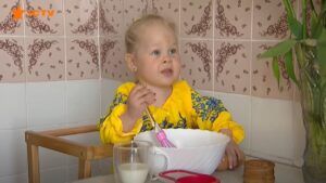 Готовит борщ и пироги: трехлетняя блогерша разрывает соцсети и помогает ВСУ