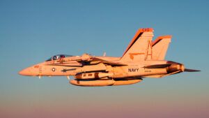 Винищувач-бомбардувальник F/A-18 з ракетою AIM-9 Sidewinder