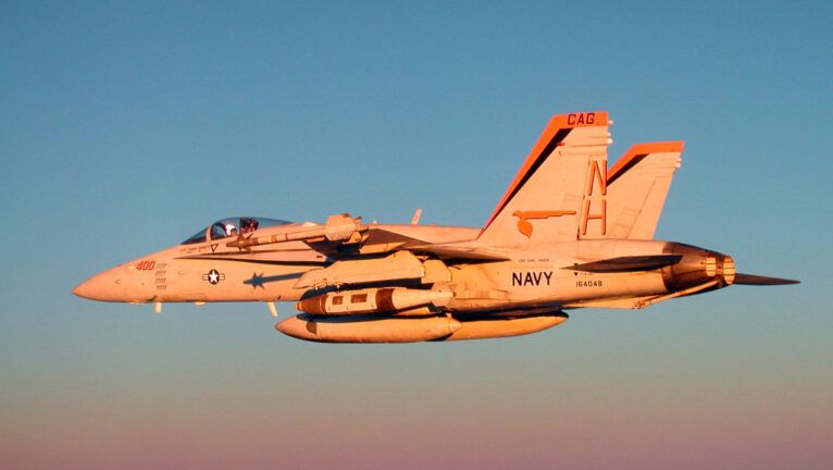 Винищувач-бомбардувальник F/A-18 з ракетою AIM-9 Sidewinder