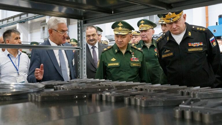 Сергій Шойгу на заводі Дагдизель в РФ